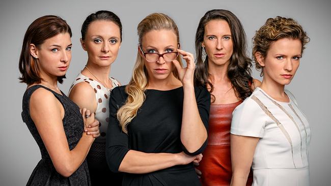 Caroline Melzer, Maria Schneider, Nicoletta Huber, Waltraud Steinberg und Sabine Herold, alle elegant gekleidet, stehen selbstbewusst nebeneinander vor einem neutralen Studiohintergrund.