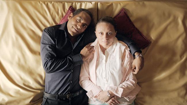 Timo und Maria liegen eng aneinander im Bett, wobei Timo liebevoll den Arm um Maria gelegt hat.