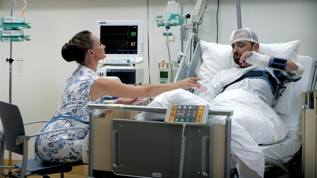 © ORF/MR Film Maria Schneider sitzt beim verletzten Georg Schneider am Krankenbett.