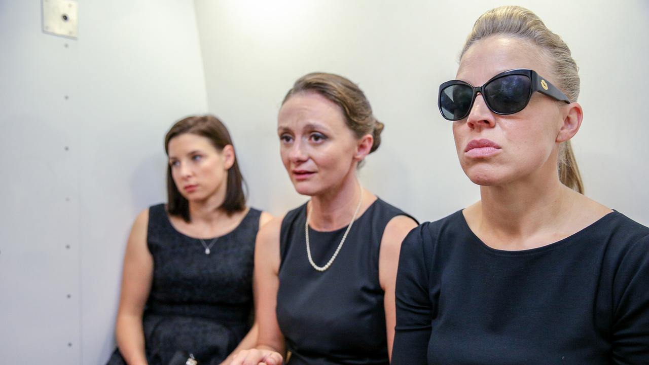 © ORF/MR Film/Petro Domenigg Caroline Melzer, Maria Schneider und Nicoletta Huber in schwarzer Kleidung sitzen dicht nebeneinander in einem hellen nüchternen Raum.