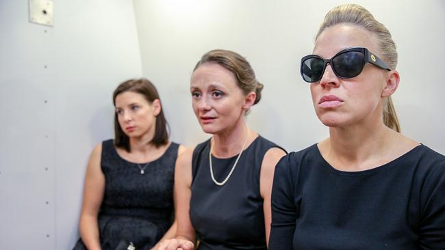 © ORF/MR Film/Petro Domenigg Caroline Melzer, Maria Schneider und Nicoletta Huber in schwarzer Kleidung sitzen dicht nebeneinander in einem hellen nüchternen Raum.