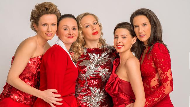 © ORF/Thomas Ramstorfer Adina Vetter, Gerti Drassl, Nina Proll, Martina Ebm und Maria Köstlinger posieren eng beisammen in eleganten roten Abendkleidern vor einem hellen Studiohintergrund.
