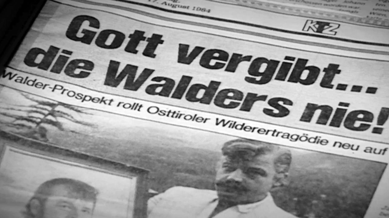 Schwarz-weiß-Foto einer Tageszeitung mit der Schlagzeile 'GOTT VERGIBT... DIE WALDERS NIE!'
