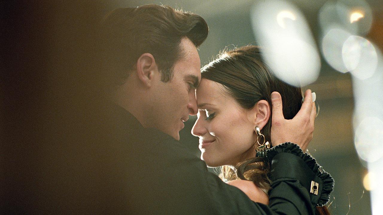 Johnny Cash und June Carter stehen sich sehr nahe gegenüber, während sich ihre Stirne berühren berührt er sanft ihre Haare, sie lächelt und genießt den Moment mit geschlossenen Augen