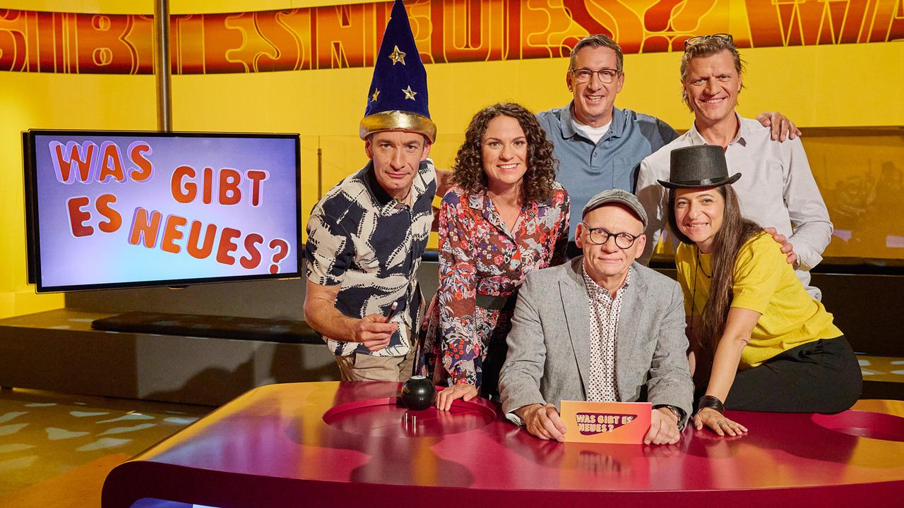 © ORF/Klaus Titzer Gruppenfoto mit Omar Sarsam, Antonia Stabinger, Oliver Baier, Viktor Gernot,  Gery Seidl und Caroline Athanasiadis im "Was gibt es Neues?"-Studio