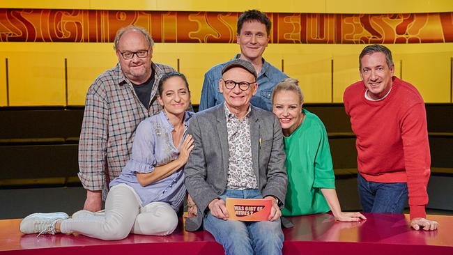 Gruppenfoto mit Günther Lainer, Caroline Athanasiadis, Oliver Baier, Hosea Ratschiller, Verena Scheitz und Viktor Gernot im "Was gibt es Neues?"-Studio