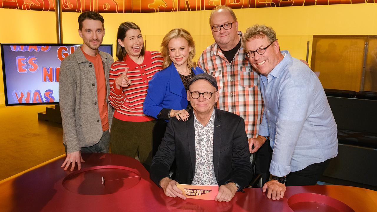 © ORF/Günther Pichlkostner Clemens Maria Schreiner, Chrissi Buchmasser, Katharina Straßer, Günther Lainer und Herbert Steinböck stehen um Oliver Baier im "Was gibt es Neues?"-Studio