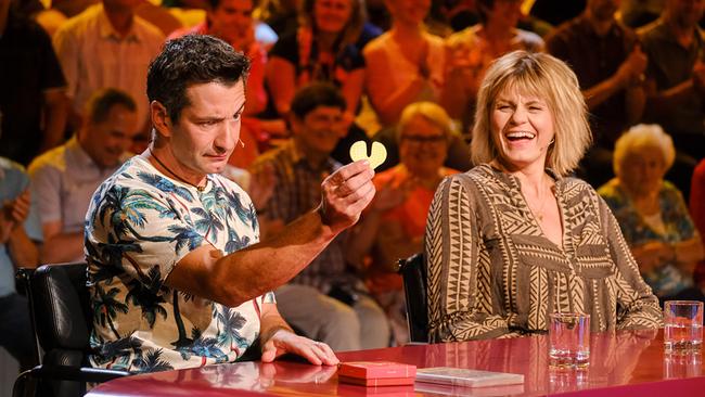 © ORF/Günther Pichlkostner Omar Sarsam sitzt neben der lachenden Eva Maria Marold im "Was gibt es Neues?"-Studio und begutachtet einen herzförmigen Gegenstand in seiner Hand.
