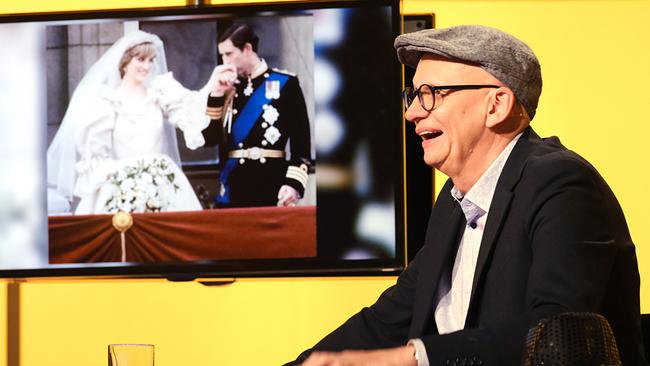 Oliver Baier im "Was gibt es Neues?" mit dem Bild der Hochzeit von Charles und Diana im Hintergrund