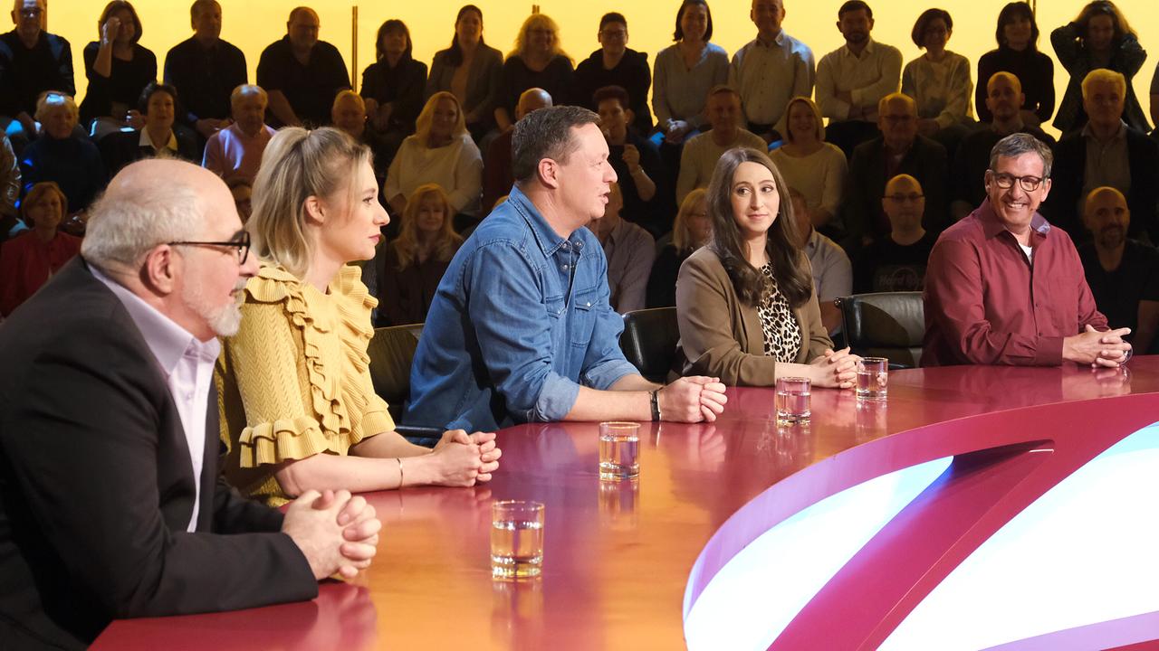 © ORF/Günther Pichlkostner Michael Niavarani, Jennifer Frankl, Alex Kristan, Lydia Prenner-Kasper und Viktor Gernot sitzen nebeneinander am Ratepult von "Was gibt es Neues?" mit Publikum im Hintergrund.