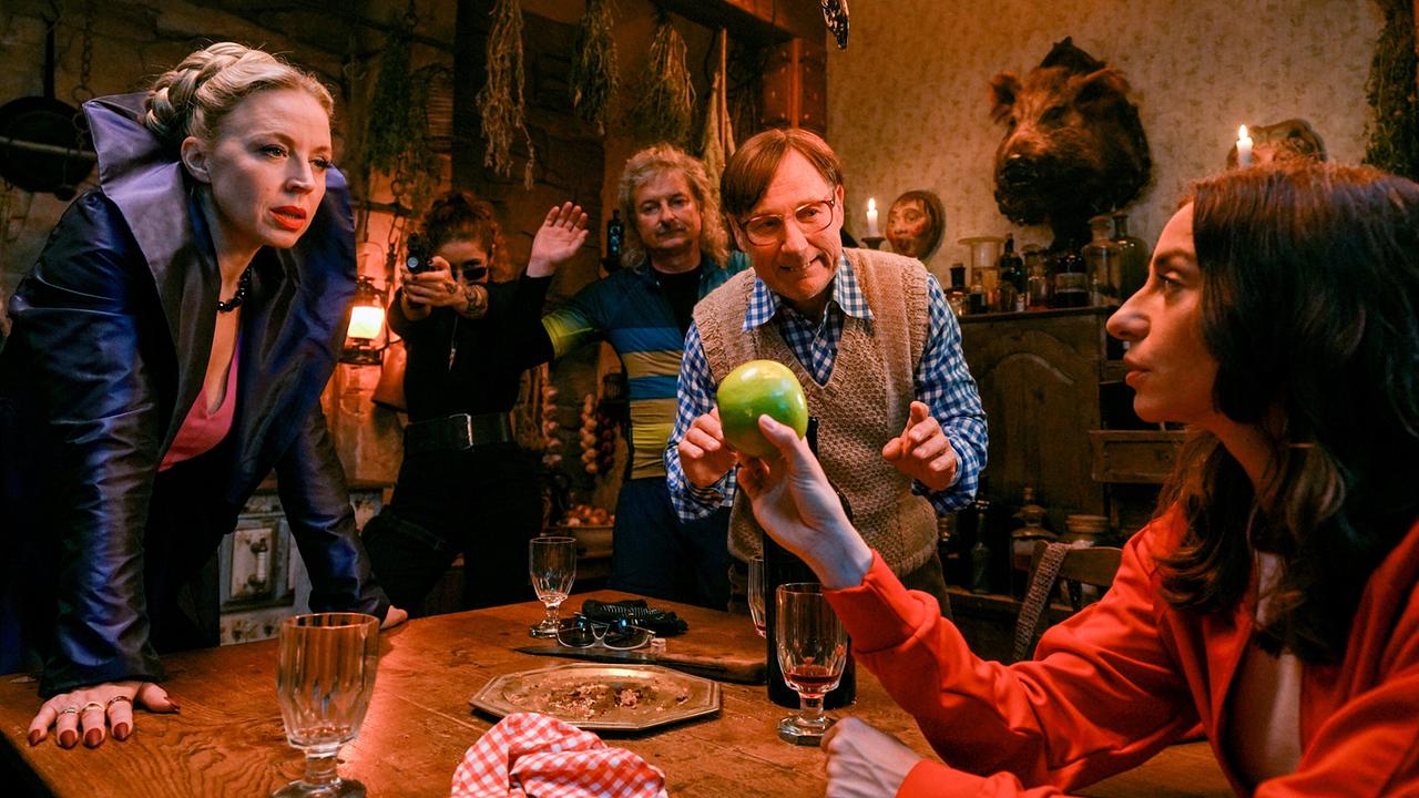 "Weber & Breitfuß – Im Wald": Nina Proll (Königin), Rina Juniku (Observierungsbeamtin), Alfred Dorfer (Weber), Roland Düringer (Breitfuß), Julia Edtmeier (Schneewittchen)