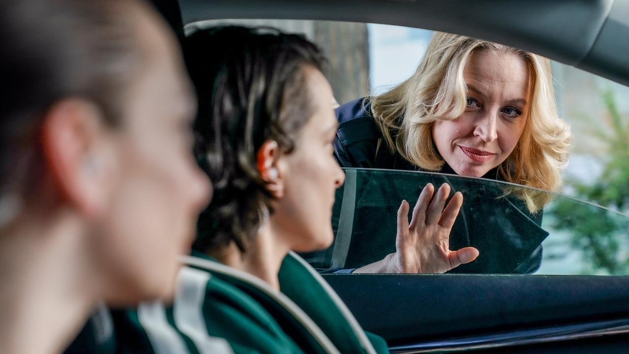 "Weber & Breitfuß – In der Politik": Julia Edtmeier (Observierungsbeamtin), Rina Juniku (Observierungsbeamtin), Nina Proll (Sandmann)