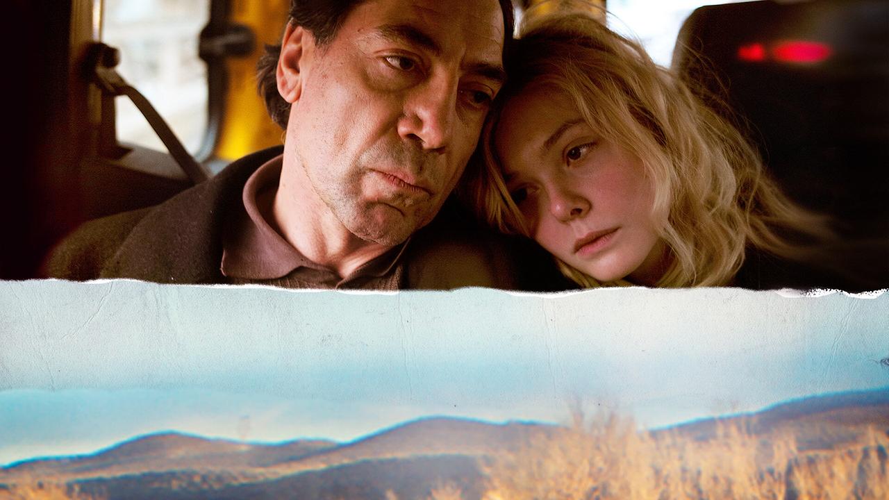 Javier Bardem als Leo und Elle Fanning als Molly auf einer Bank eines Buses, sie lehnt sich an seine Schulter, beide blicken ernst und nachdenklich drein, darunter ein Panorama einer weiten, kargen Wüstenlandschaft