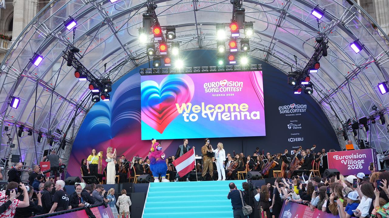 COSMÓ  auf der großen Festbühne beim ESC Opening auf dem Wiener Rathausplatz