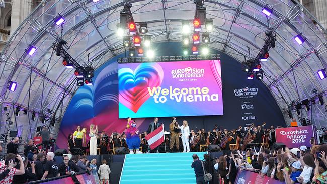 COSMÓ  auf der großen Festbühne beim ESC Opening auf dem Wiener Rathausplatz