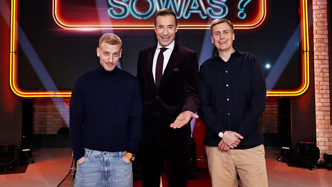 Wer weiß denn sowas XXL: Moderator Kai Pflaume (M.), der Stand-up-Comedia Felix Lobrecht (l.) sowie Stand-up-Comedian und Komiker Till Reiners (r.)