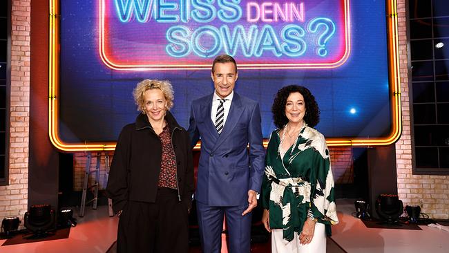 © ORF/NDR/ARD/Morris Mac Matzen Die Schauspielerinnen Katja Riemann und Barbara Wussow posieren gemeinsam mit Kai Pflaume vor dem leuchtenden Schriftzug der Sendung „Wer weiß denn sowas?“.