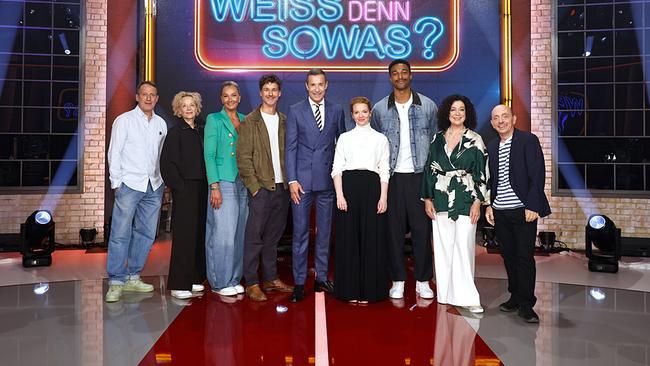 Wotan Wilke Möhring, Katja Riemann, Franziska van Almsick, Florian David Fitz, Kai Pflaume, Karoline Herfurth, Leo Neugebauer, Barbara Wussow und Bernhard Hoëcker posieren gemeinsam vor dem leuchtenden Schriftzug der Sendung „Wer weiß denn sowas?“.