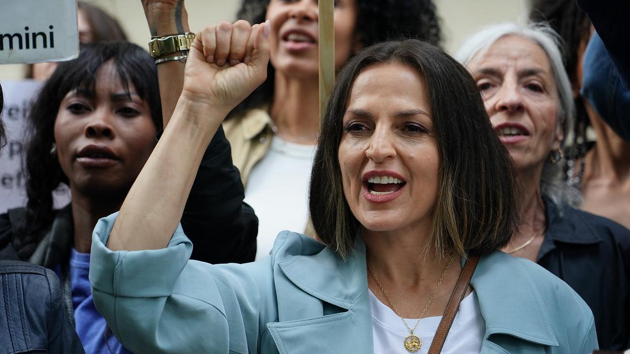 © ORF/Praherfilm/Nikolaus Geyrhalter Filmproduktion/Petro Domenigg Samira in einer Menschenmenge bei einer Demonstration hebt ihre Faust.