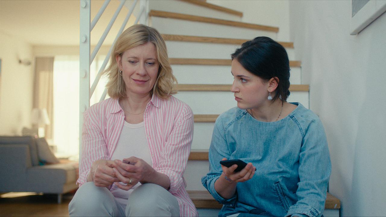 © ORF/Praherfilm/Nikolaus Geyrhalter Filmproduktion Marie Theres sitzt mit Anna Wallner auf einer Treppe in einer hellen Wohnung.