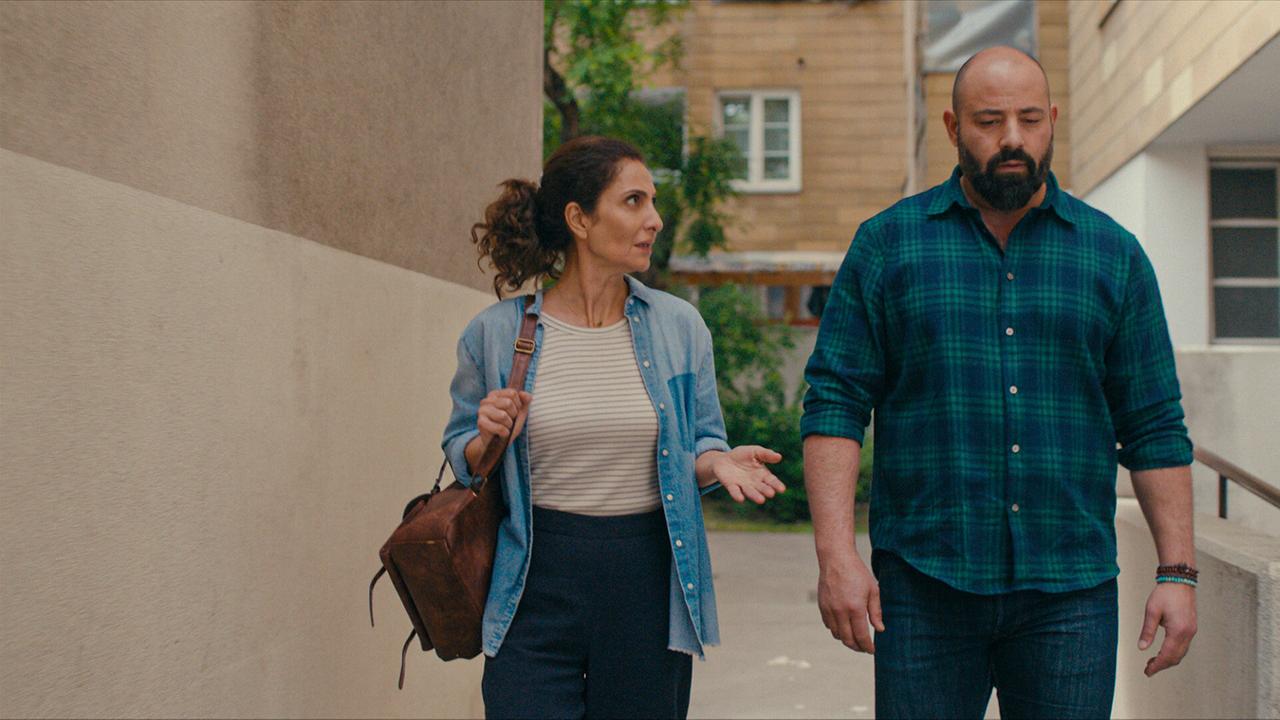 © ORF/Praherfilm/Nikolaus Geyrhalter Filmproduktion Fa und Djamshid Safir gehen gemeinsam durch eine Wohnanlage und unterhalten sich dabei.