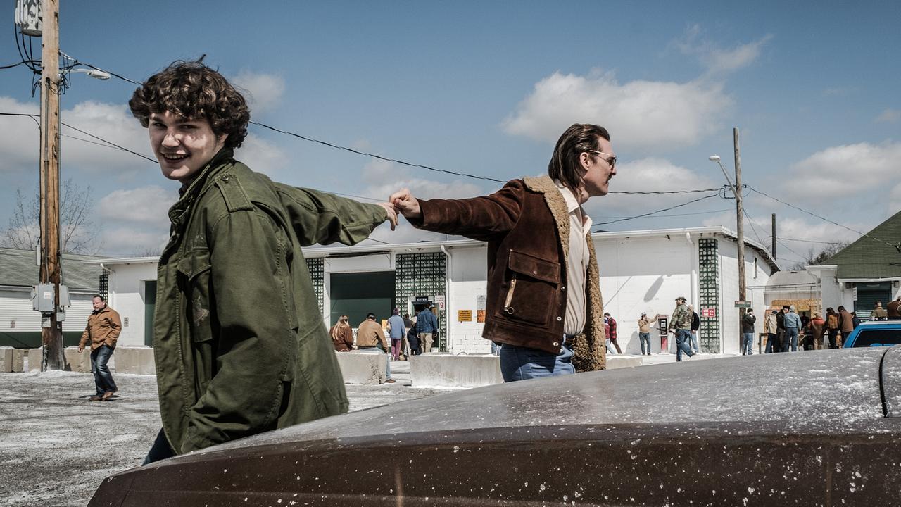 Richie Merritt und Matthew Conaughey geben sich als Sohn Rick und Vater Richard Wershe auf coole Art die Hände