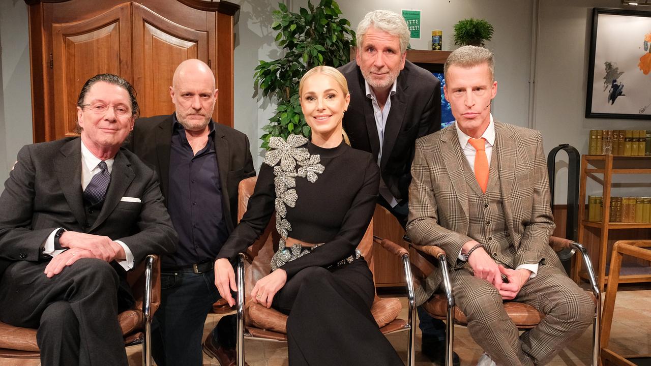 © ORF/Hans Leitner Willkommen Österreich mit Stermann & Grissemann: Martin Suter, Christoph Grissemann, Silvia Schneider, Dirk Stermann, Benjamin von Stuckrad-Barre