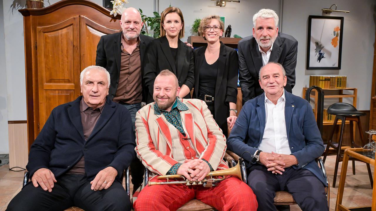 Gruppenfoto mit Hans Krankl mit Tochter Maria, Christoph Grissemann, Thomas Gansch, Herbert Prohaska mit Tochter Birgit und Dirk Stermann im "Willkommen Österreich"-Studio