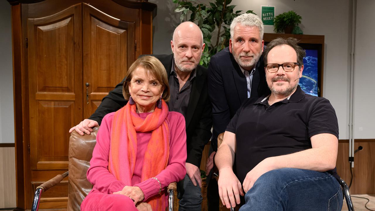 Gruppenfoto mit Uschi Glas, Christoph Grissemann, Dirk Stermann und Thomas Mraz im "Willkommen Österreich"-Studio