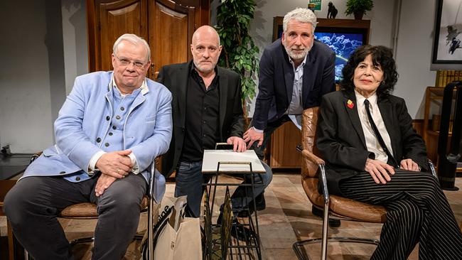 Christian Wehrschütz, Christoph Grissemann, Dirk Stermann und Monika Helfer nebeneinander beim Gruppenfoto im "Willkommen Österreich"-Studio vor einem Aquarium.