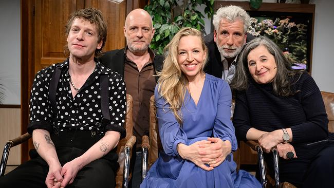 Voodoo Jürgens, Christoph Grissemann, Nina Proll, Dirk Stermann und Maria Hofstätter sitzen bzw. stehen beim Gruppenfoto im "Willkommen Österreich"-Studio vor einem Aquarium.