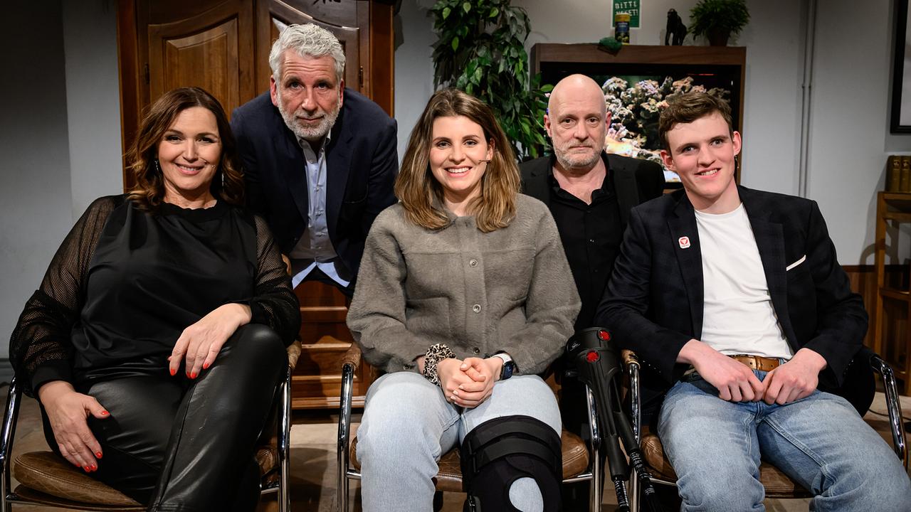 Barbara Karlich, , Lisi Aigner und Johannes Aigner sitzen bzw. Dirk Stermann und Christoph Grissemann stehen beim Gruppenfoto im "Willkommen Österreich"-Studio vor einem Aquarium.