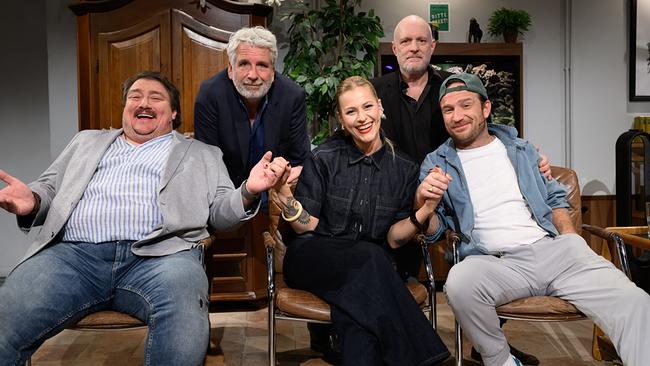 © ORF/Hans Leitner Christoph Krutzler, Anna Kratki und Frederick Lau sitzen bzw. Dirk Stermann und Christoph Grissemann stehen beim Gruppenfoto im "Willkommen Österreich"-Studio vor einem Aquarium.