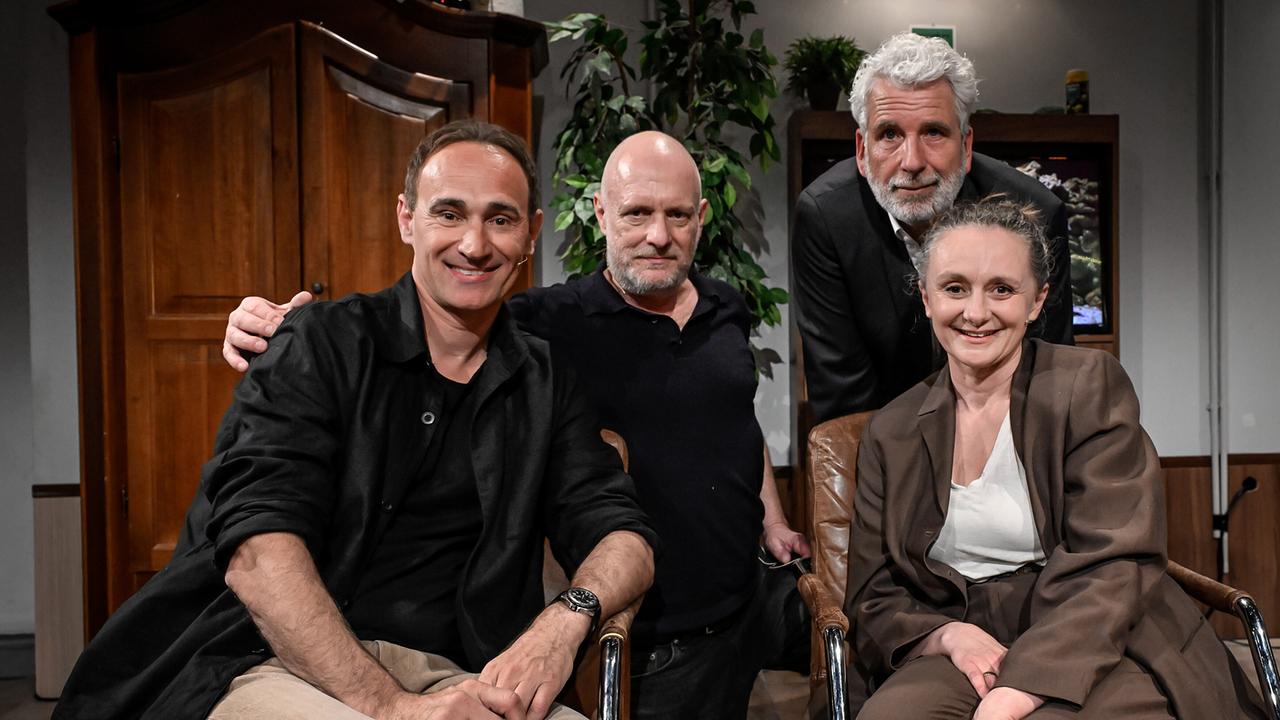 © ORF/Hans Leitner Gernot Kulis und Gerti Drassl sitzen bzw. Dirk Stermann und Christoph Grissemann stehen beim Gruppenfoto im "Willkommen Österreich"-Studio vor einem Aquarium.