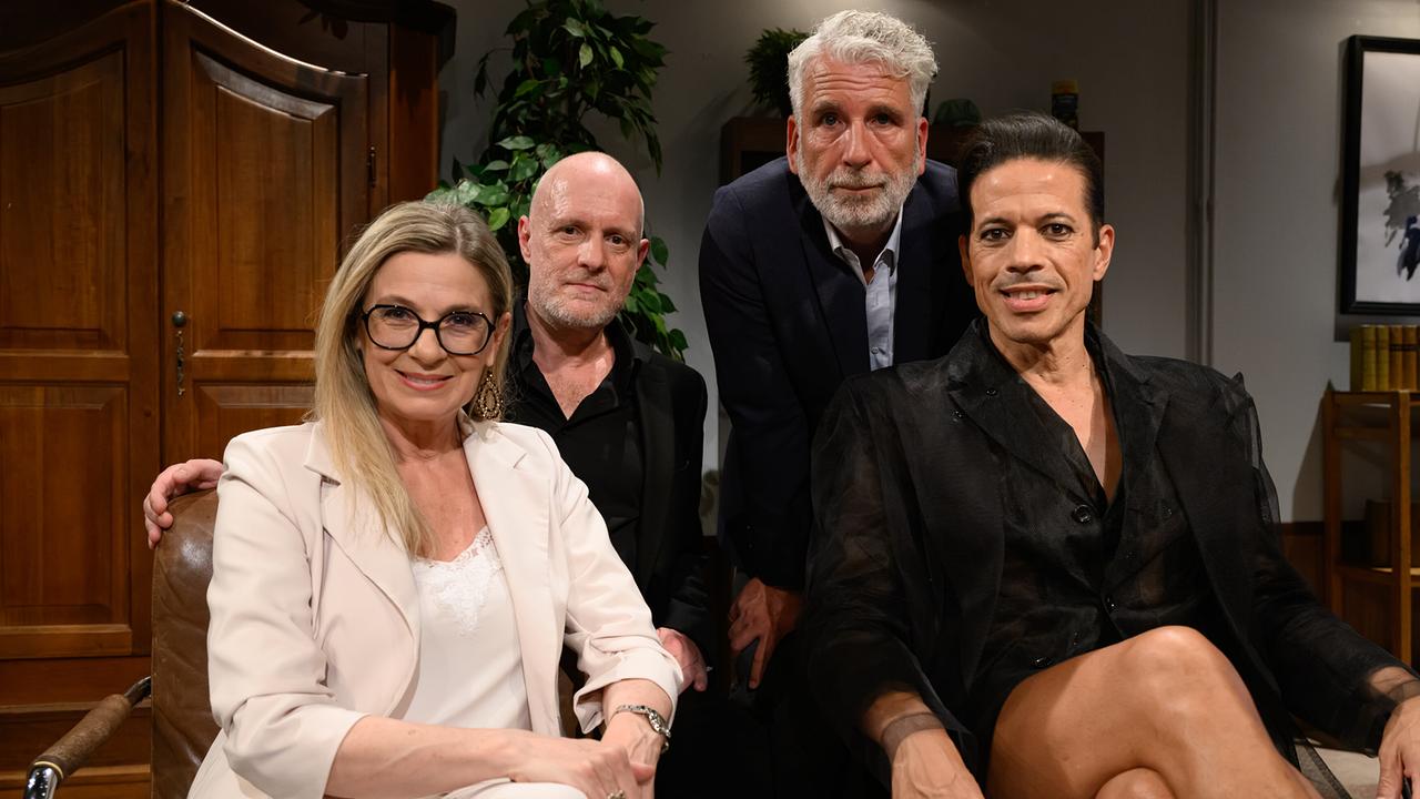 © ORF/Hans Leitner Gruppenfoto mit Christa Kummer, Christoph Grissemann, Dirk Stermann und Jorge Gonzalez im wohnlich eingerichteten "Willkommen Österreich"-Studio mit Holzmöbeln und Pflanzen