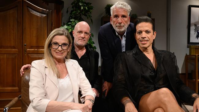 © ORF/Hans Leitner Gruppenfoto mit Christa Kummer, Christoph Grissemann, Dirk Stermann und Jorge Gonzalez im wohnlich eingerichteten "Willkommen Österreich"-Studio mit Holzmöbeln und Pflanzen