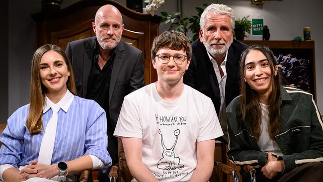 Gruppenfoto mit Simone Stribl, Christoph Grissemann, Christoph Fritz, Dirk Stermann und Elif Duygu im "Willkommen Österreich"-Studio.