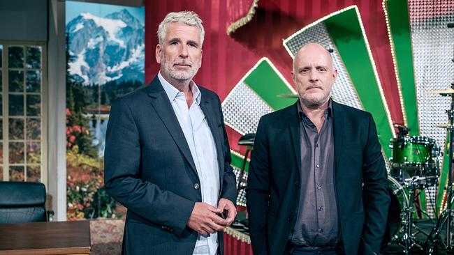 Dirk Stermann, Christoph Grissemann stehen nebeneinander im "Willkommen Österreich"-Studio.