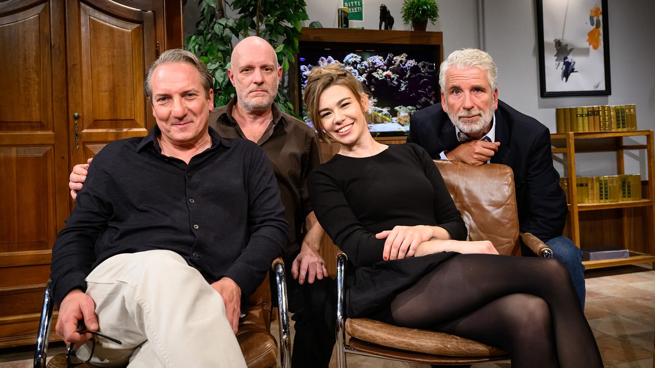 Robert Palfrader, Christoph Grissemann, Ronja von Rönne und Dirk Stermann posieren im gemütlich eingerichteten "Willkommen Österreich"-Studio
