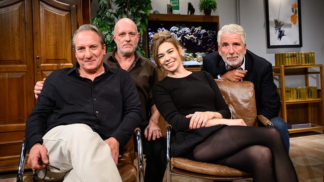 © ORF/Hans Leitner Robert Palfrader, Christoph Grissemann, Ronja von Rönne und Dirk Stermann posieren im gemütlich eingerichteten "Willkommen Österreich"-Studio