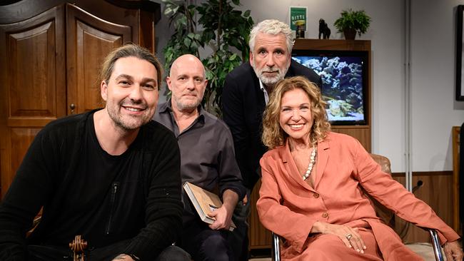 © ORF/Hans Leitner David Garrett, Christoph Grissemann, Dirk Stermann und Haya Molcho posieren im gemütlich eingerichteten "Willkommen Österreich"-Studio