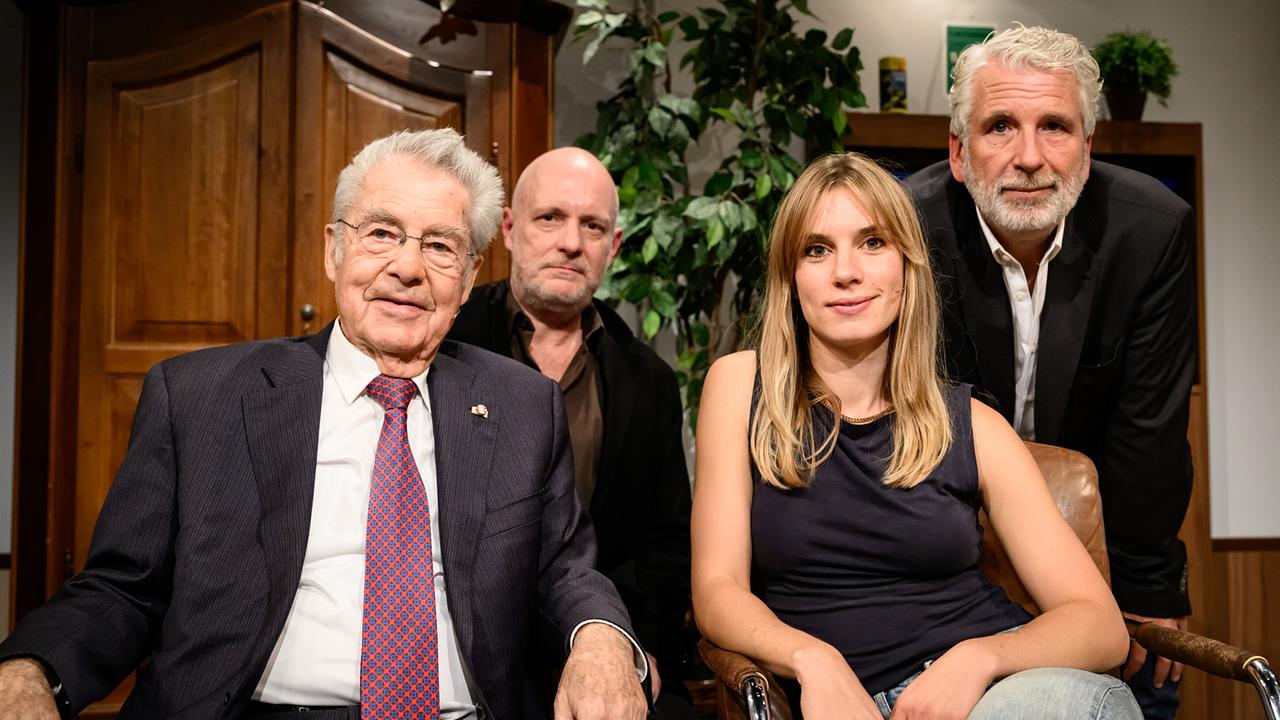 Heinz Fischer, Christoph Grissemann, Maya Unger und Dirk Stermann posieren im gemütlich eingerichteten "Willkommen Österreich"-Studio