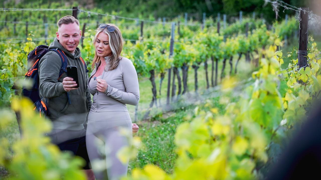"Willst Du mit mir gehen?": Kandidat Markus und Single Marlies bei einem romantischen Fotoshooting in den Weinbergen vor Wien