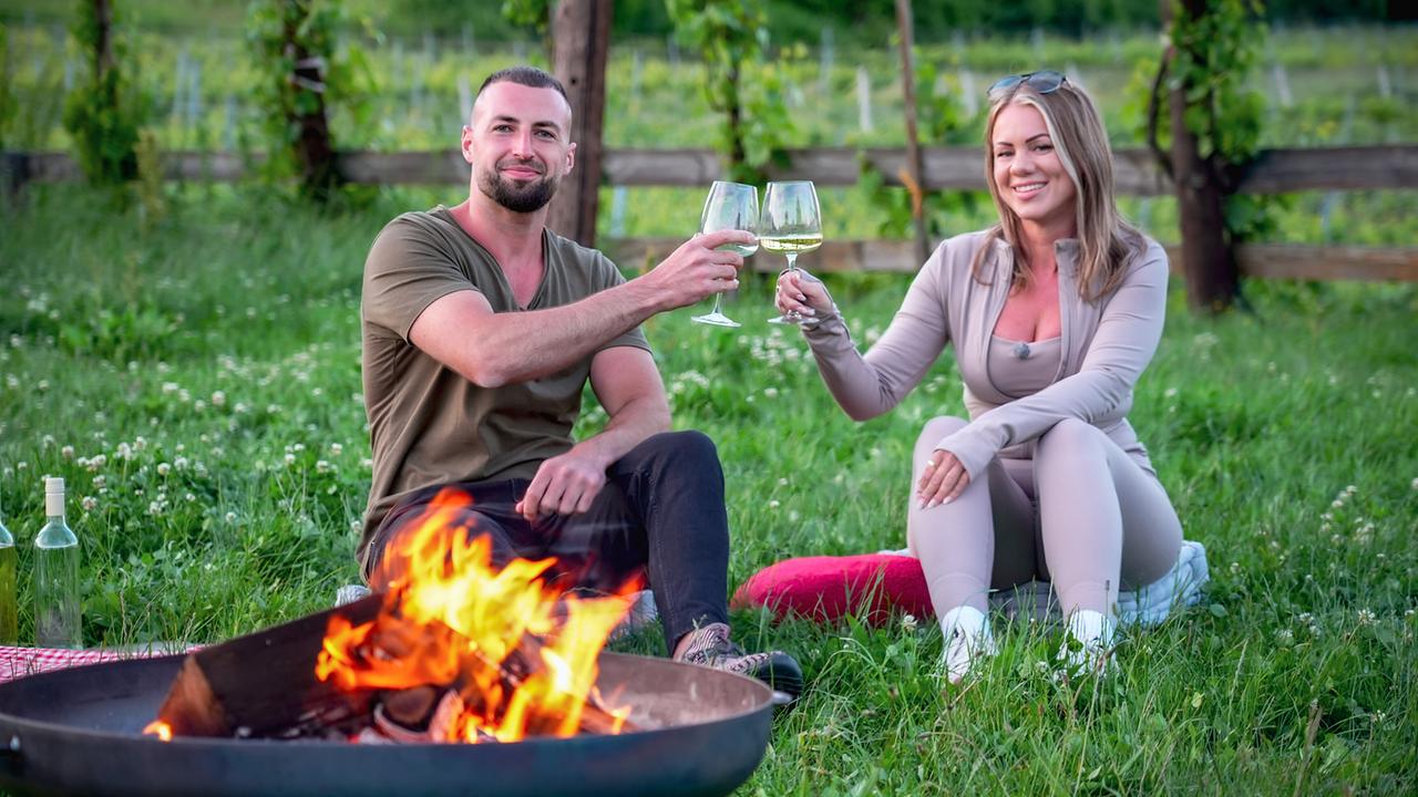 "Willst Du mit mir gehen?": Kandidat Omar und Single Marlies am Ende eines schönen Wandertages