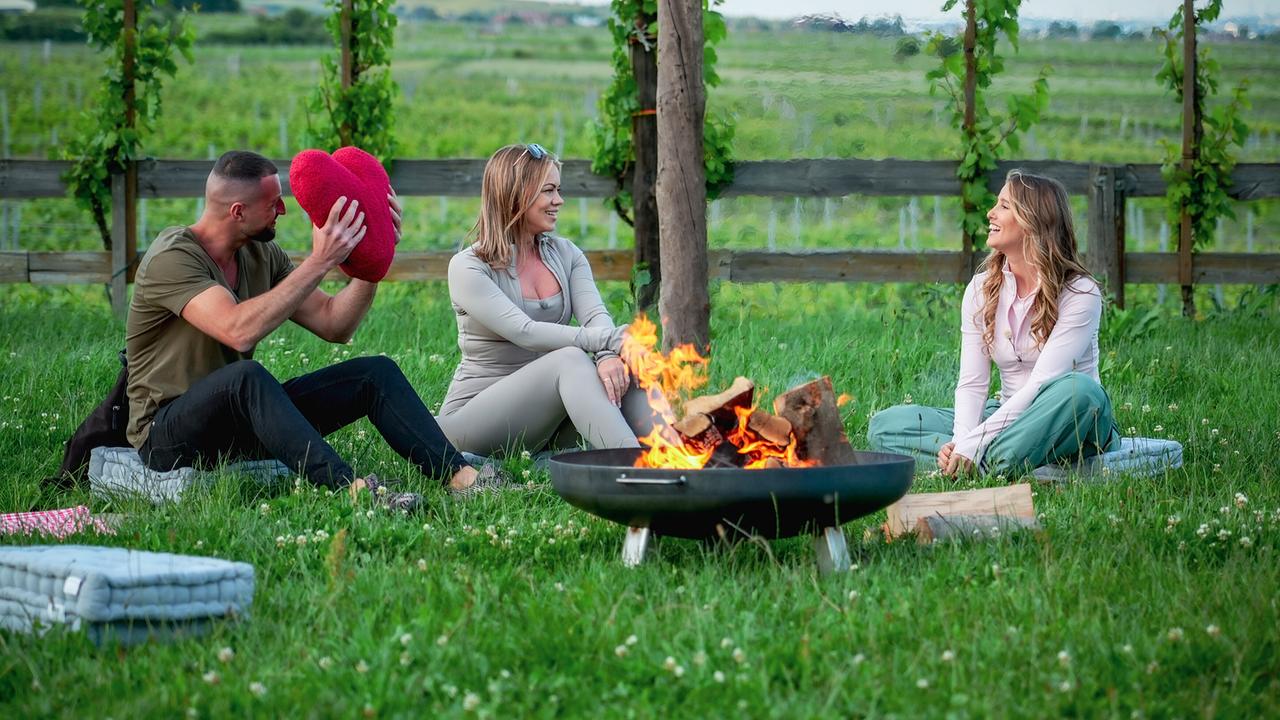 "Willst Du mit mir gehen?": Kandidat Omar, Single Marlies und Moderatorin Michelle Pippan lassen den Tag am Lagerfeuer Revue passieren.