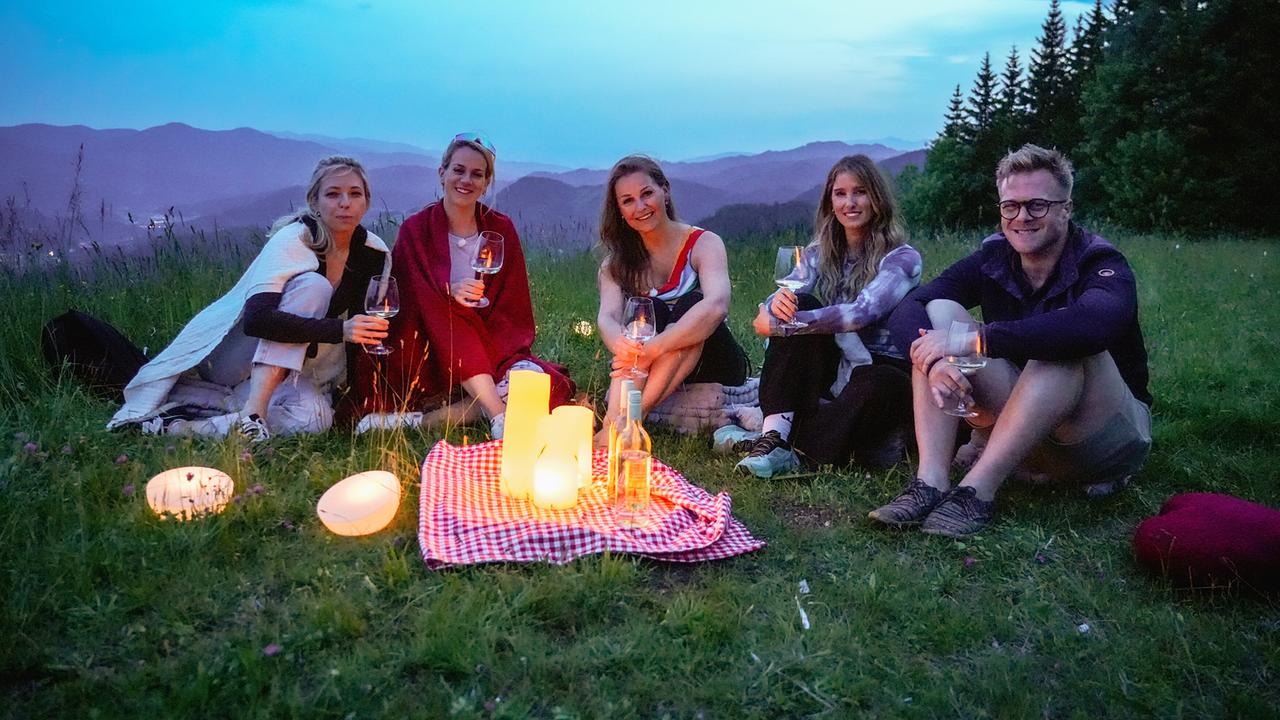 © ORF/TVfriends Willst Du mit mir gehen?: Ein ereignisreicher Tag endet für die Kandidatinnen Marietta, Nicola und Helene, Moderatorin Michelle Pippan und Single Lukas mit einem gemütlichen Glas Wein.