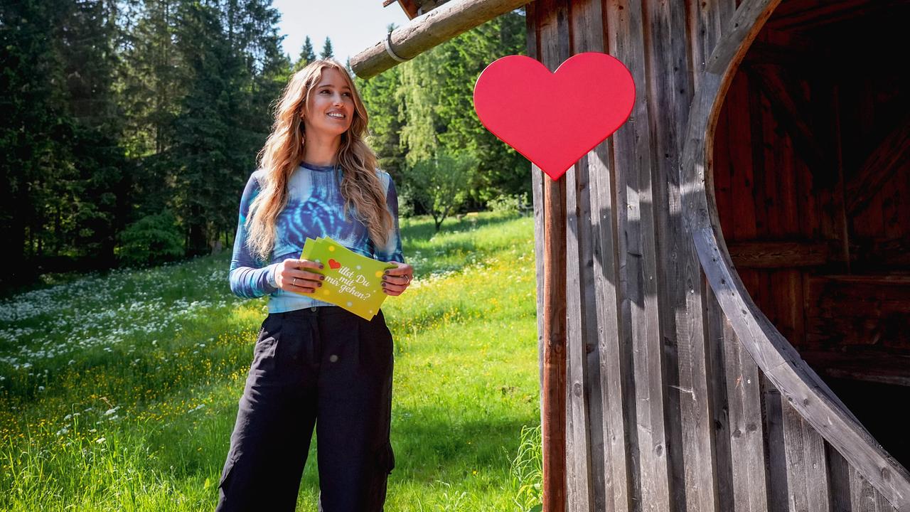 Willst Du mit mir gehen?: Wenn Moderatorin Michelle Pippan neben einem roten Herz steht, ist es Zeit für einen Beziehungstest.