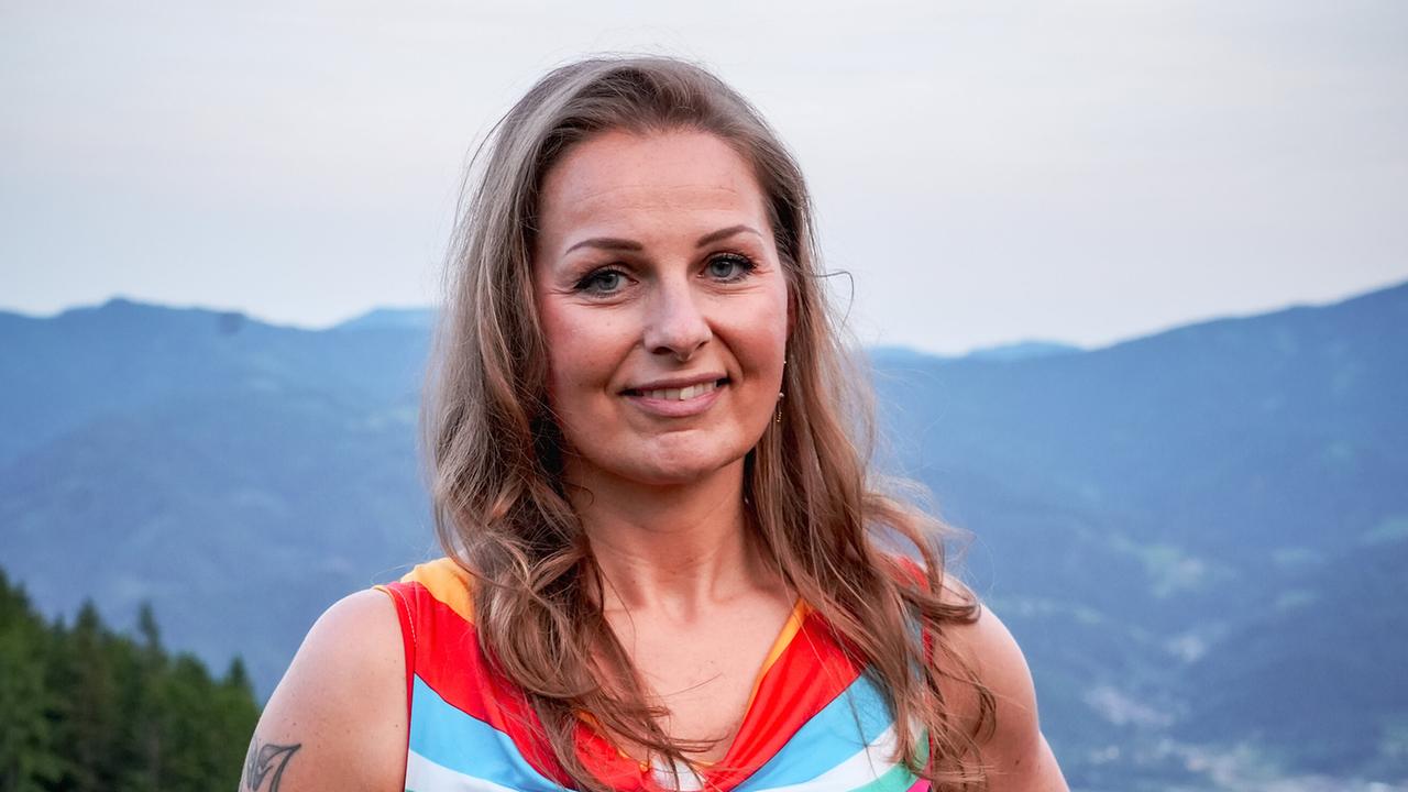 Willst Du mit mir gehen?: Kandidatin Helene setzt auf ein farbenfrohes Outfit und feurige Rhythmen.