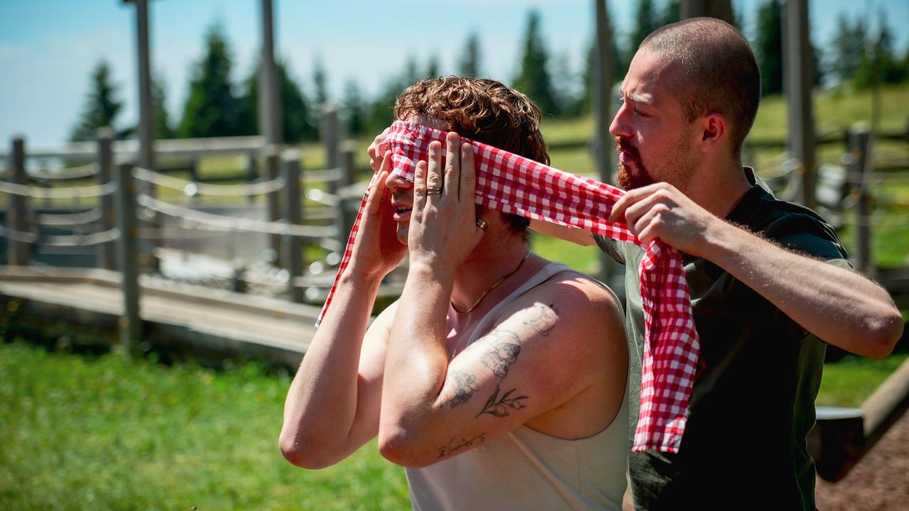 "Willst Du mit mir gehen?": Single Christopher und Kandidat Franz gehen beim Beziehungstest auf Tuchfühlung.