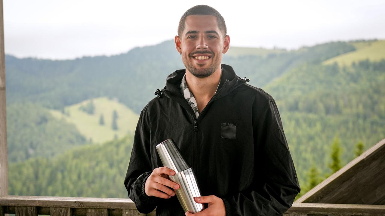 "Willst Du mit mir gehen?" am 17.10.2025: Kandidat Adriano möchte Single Ina mit einem Liebescocktail von sich überzeugen.